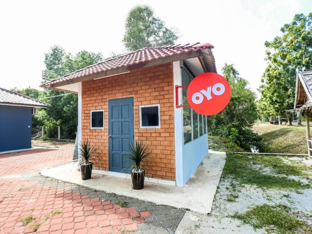 Oyo 89607 Aloha Chalet Kampung Raja Exterior foto