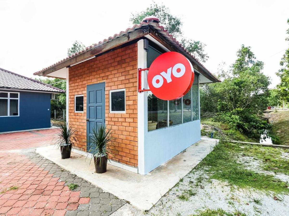 Oyo 89607 Aloha Chalet Kampung Raja Exterior foto